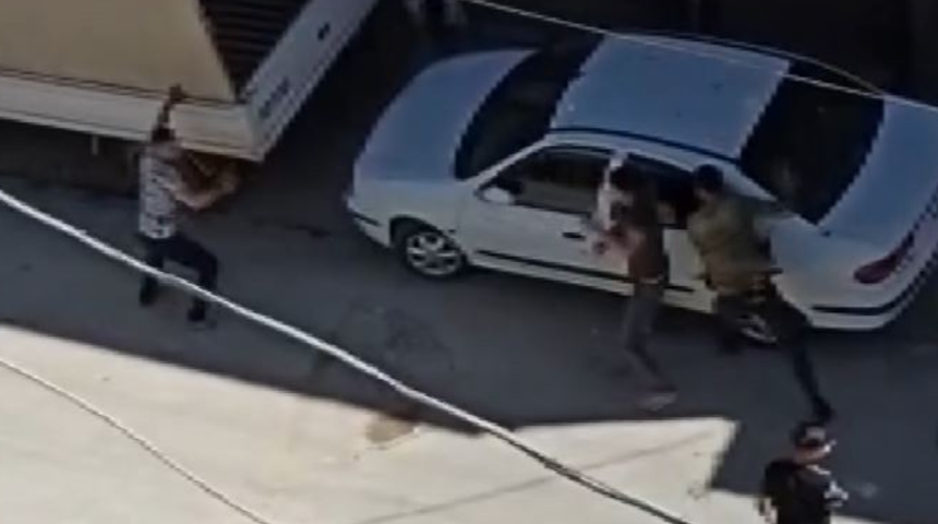Bıçaklı, satırlı kavgada taş ve sopalar havada uçtu! Mahalleli isyan etti: Ortalık kan revan 