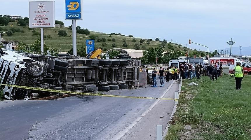 İzmir’de feci kaza! TIR'ın altında kaldılar: 2 ölü, 5 yaralı