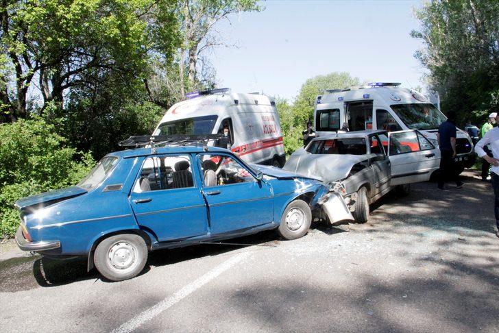 Sivas'ta iki otomobil çarpıştı: 6 yaralı G1