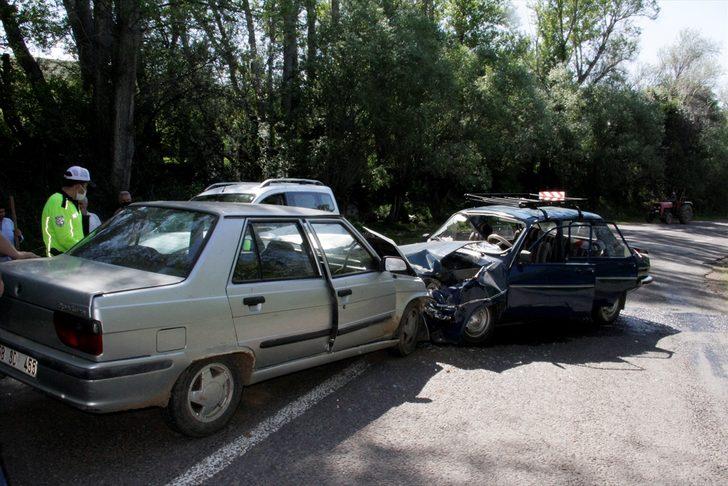 Sivas'ta iki otomobil çarpıştı: 6 yaralı G2