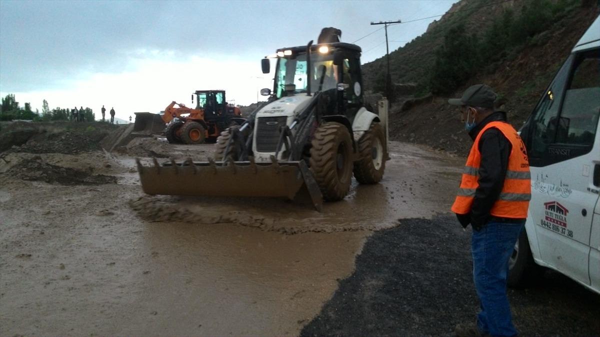 Erzurum'da sağanak trafiğin aksamasına neden oldu