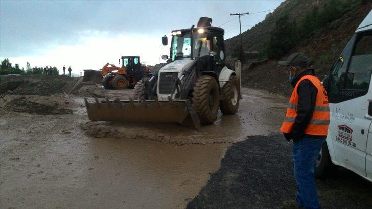 Erzurum'da sağanak trafiğin aksamasına neden oldu G1