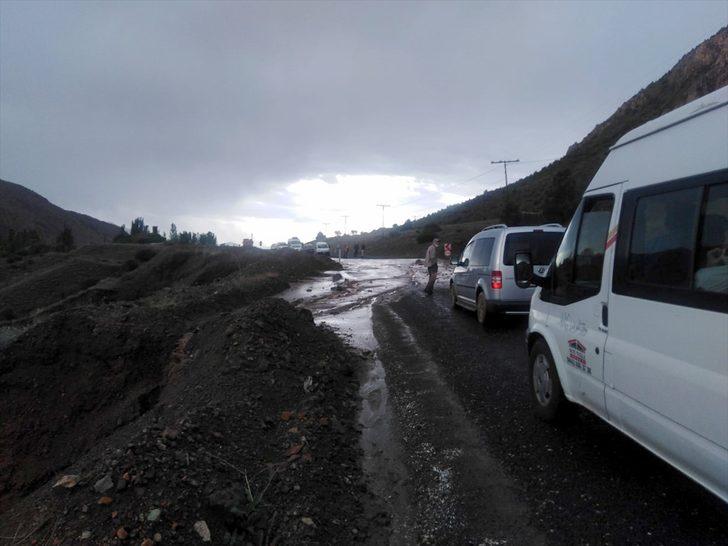 Erzurum'da sağanak trafiğin aksamasına neden oldu G3