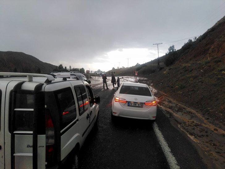 Erzurum'da sağanak trafiğin aksamasına neden oldu G4