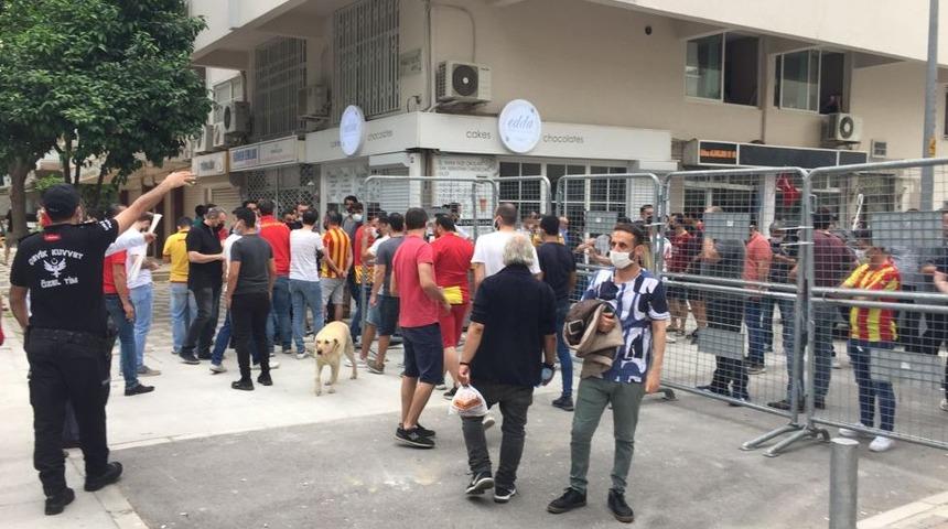 Şampiyonun belli olacağı ma&ccedil;lar &ouml;ncesi 'trib&uuml;nde &ccedil;ifte standart' tartışması