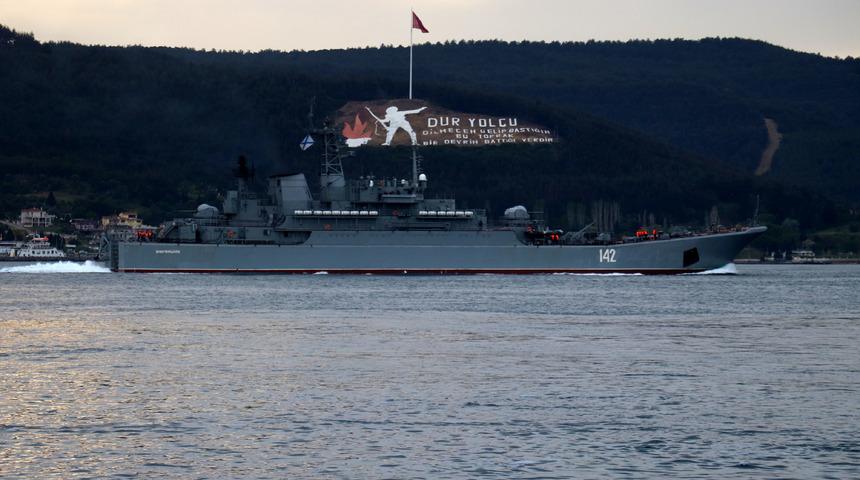 Çanakkale Boğazı'ndan peş peşe geçen Rus ve İngiliz savaş gemileri Karadeniz'e doğru yol aldı