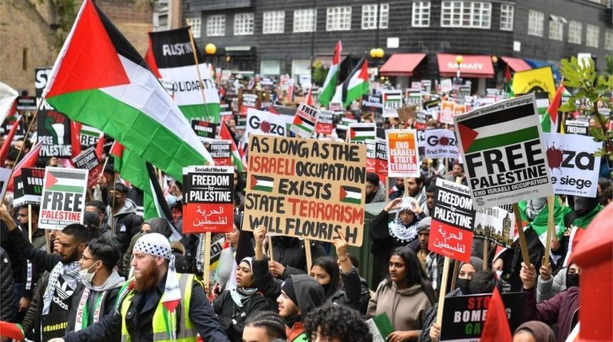 Londra'da on binlerce kişi, İsrail'in Gazze'ye saldırılarını protesto etmek i&ccedil;in y&uuml;r&uuml;d&uuml;