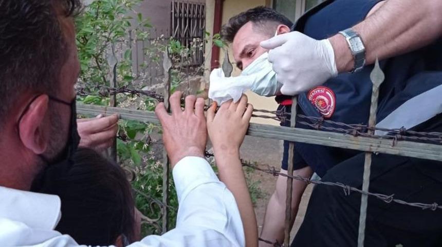 Erik toplarken d&uuml;şen &ccedil;ocuğun eline korkuluk demiri saplandı