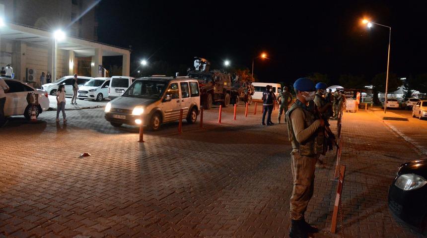 Siverek'te husumetli iki aile arasında bı&ccedil;ak ve sopalı kavga: 8 yaralı