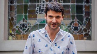 Sinan Özen yeni imajıyla dikkat çekti