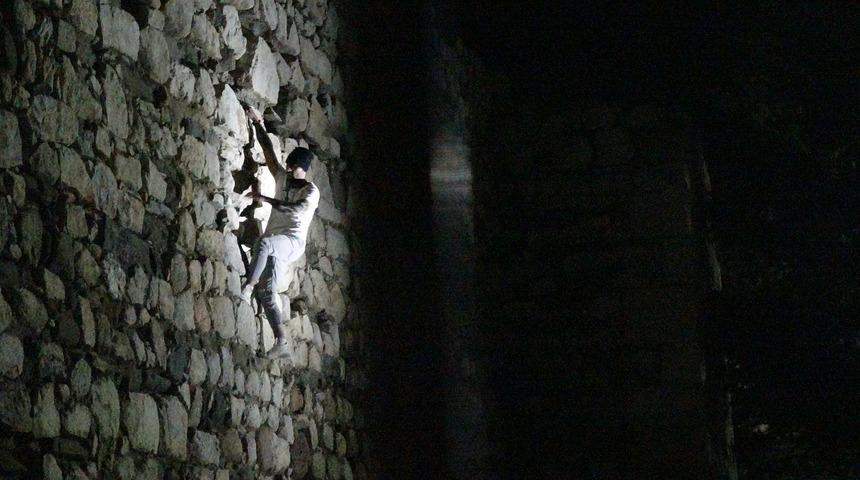 Sekiz metre tırmanmış! Çorum'da 'örümcek adam' alarmı