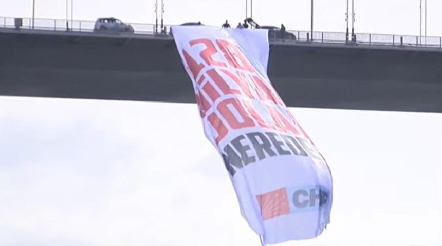 CHP'li vekiller 15 Temmuz Şehitler Köprüsü'ne ‘128 milyar dolar nerede?’ pankartı astı
