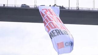 CHP'li vekiller 15 Temmuz Şehitler Köprüsü'ne ‘128 milyar dolar nerede?’ pankartı astı
