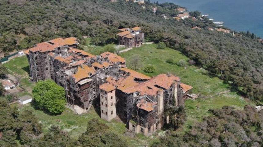 Büyükada Rum Yetimhanesi her an çökebilir