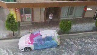 İstanbul'da dolu şaşkınlığı! Battaniyesini alan arabasına koştu