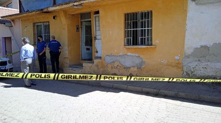 Ses gelmeyince fark etti! Kolonya mı &ouml;ld&uuml;rd&uuml;?