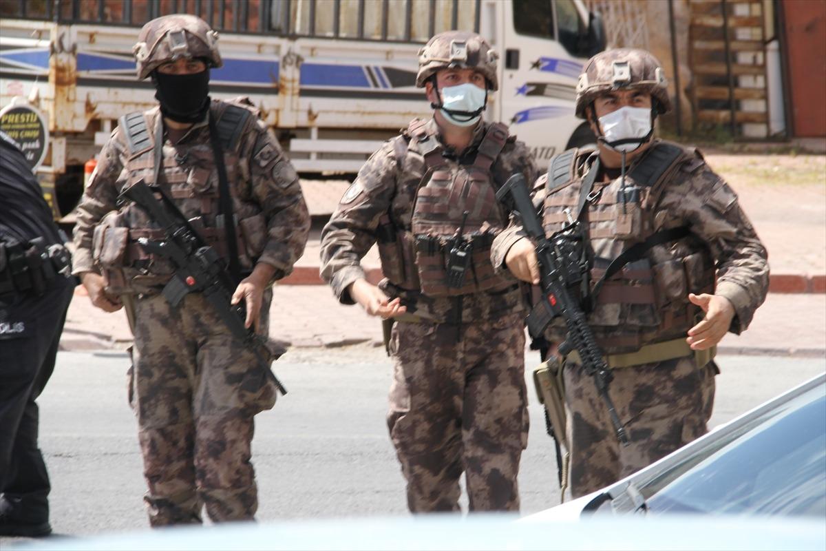 Kayseri'de evinin penceresinden etrafa ateş eden kişiyi ikna &ccedil;alışmaları s&uuml;r&uuml;yor