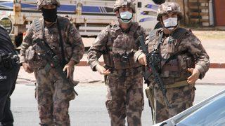 Kayseri'de evinin penceresinden etrafa ateş eden kişiyi ikna çalışmaları sürüyor