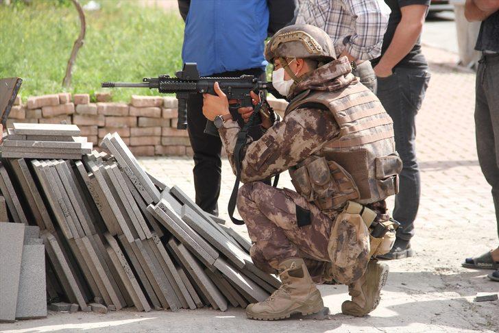 Kayseri'de evinin penceresinden etrafa ateş eden kişiyi ikna çalışmaları sürüyor G5