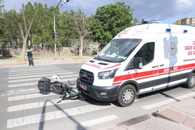 Kayseri'de motosikletle ambulansın karıştığı kazada bir sağlık personeli yaralandı