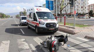 Kayseri'de motosikletle ambulansın karıştığı kazada bir sağlık personeli yaralandı