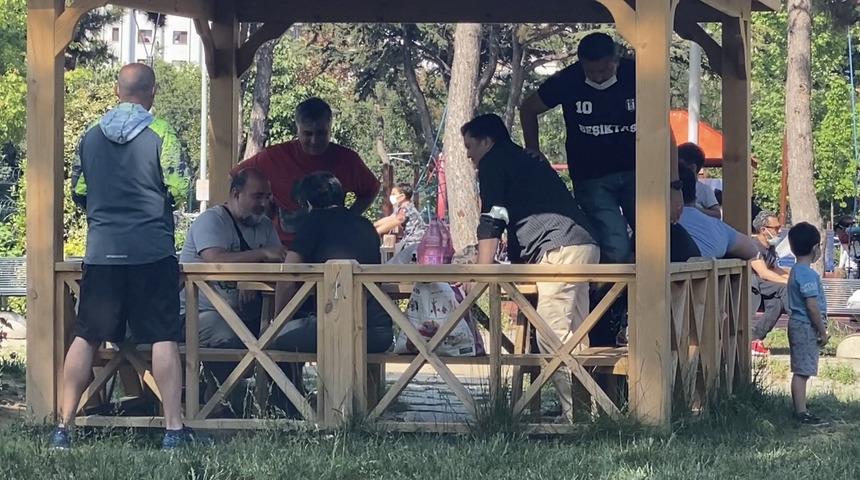 Tam kapanmanın son gününde parka akın ettiler! Polisleri karşılarında görünce...