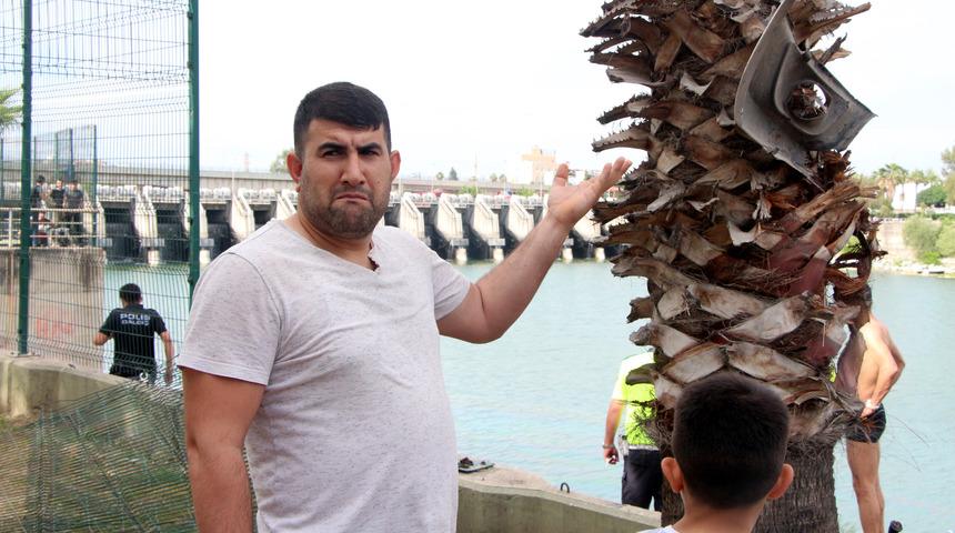 Virajı alamayan taksi 2 kişiye çarpıp, Seyhan Nehri'ne düştü: 2 yaralı