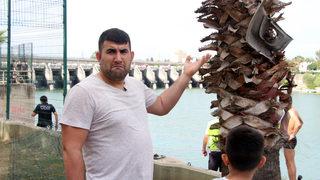 Virajı alamayan taksi 2 kişiye çarpıp, Seyhan Nehri'ne düştü: 2 yaralı