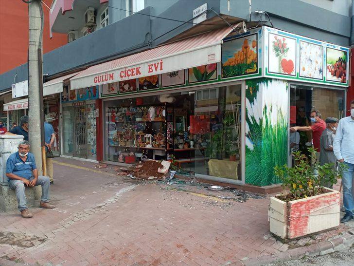 Mersin'de kontrolden çıkan otomobil iş yerine girdi G1