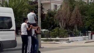 Ankara'da pes dedirten görüntü! 5 gencin elektrikli scooter üzerinde tehlikeli yolculuğu