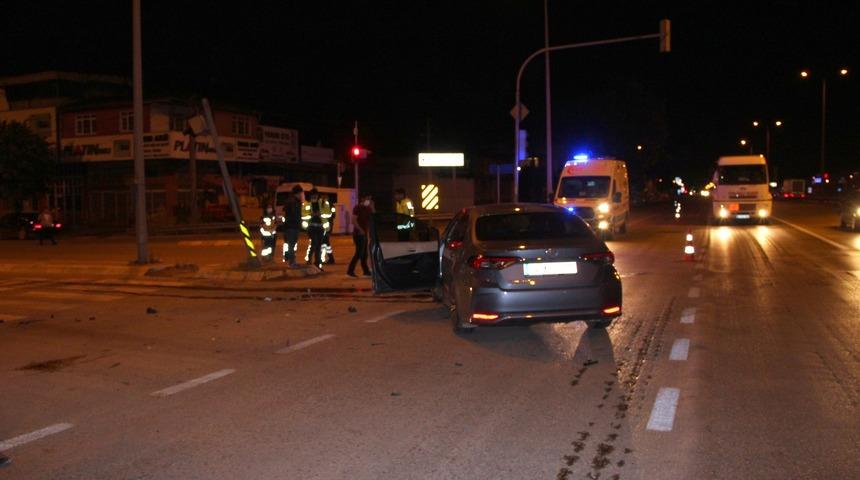 Kırmızı ışıkta geçti, kaza yaptıktan sonra kayıplara karıştı