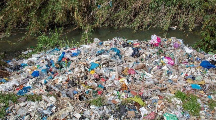 Greenpeace: İngiltere'deki plastik atıkların yaklaşık y&uuml;zde 40'ı T&uuml;rkiye'ye ihra&ccedil; edildi ve yasa dışı yollarla toplanıp yakıldı