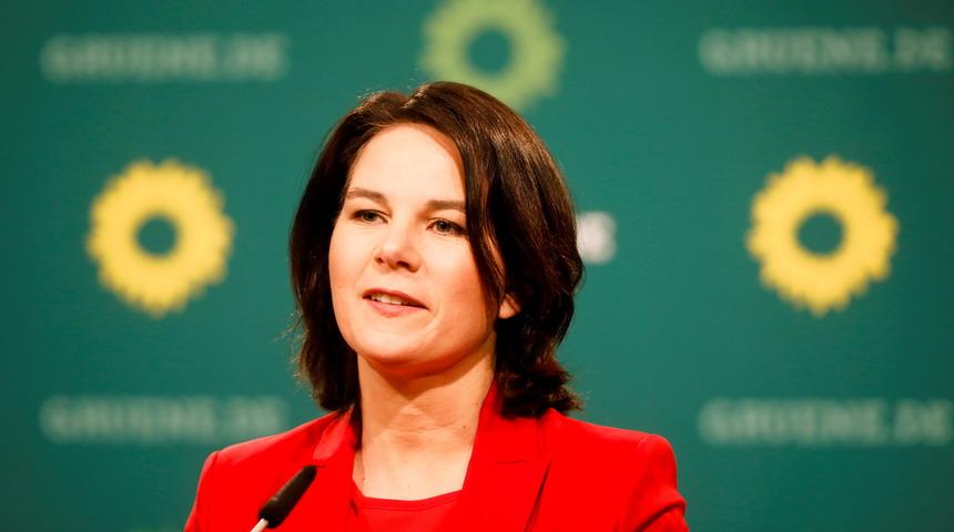 Şansölye adayı Baerbock: Seçilirsem çocuklarımızla kocam ilgilenecek