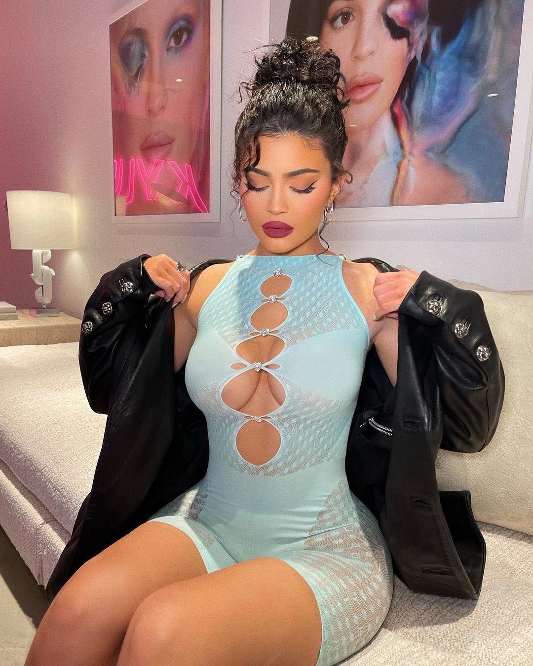 Kylie Jenner sezonu a&ccedil;tı! Ten rengi bikinisine sığmadı