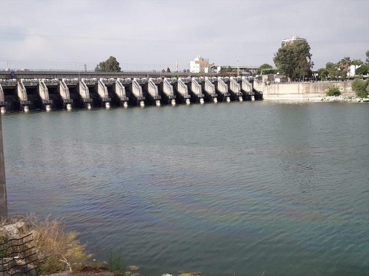 Adana'da taksinin 2 kişiye çarpıp Seyhan Nehri'ne düşmesi güvenlik kamerasında G1