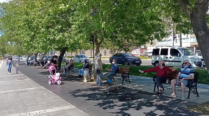 Kapanma sonrası soluğu sahilde aldılar