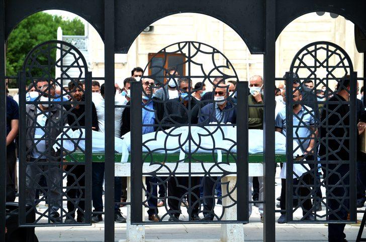 Konya'daki trafik kazasında ölen baba ile 3 yaşındaki kızı gözyaşları arasında toprağa verildi G2