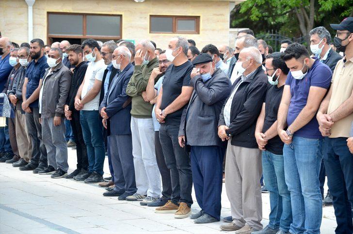 Konya'daki trafik kazasında ölen baba ile 3 yaşındaki kızı gözyaşları arasında toprağa verildi G3