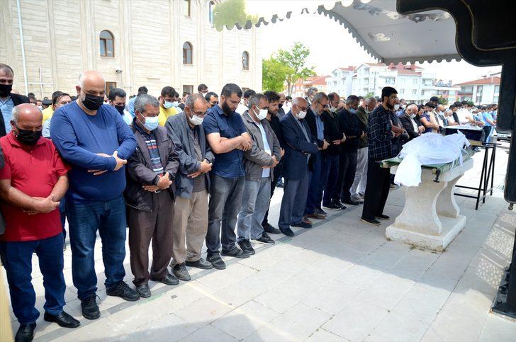 Konya'daki trafik kazasında ölen baba ile 3 yaşındaki kızı gözyaşları arasında toprağa verildi G4