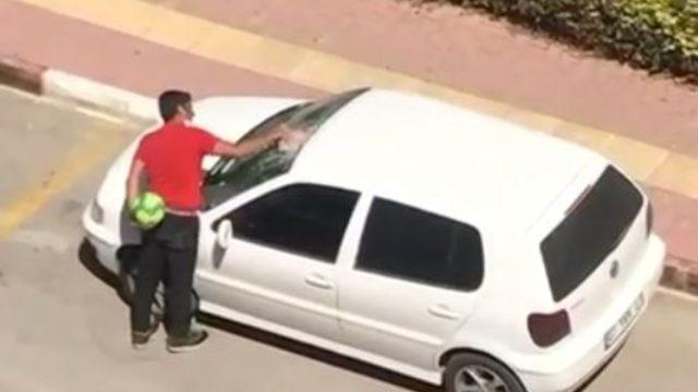 Antalya'da şoke eden görüntü! Park halindeki otomobilin camını parçaladı