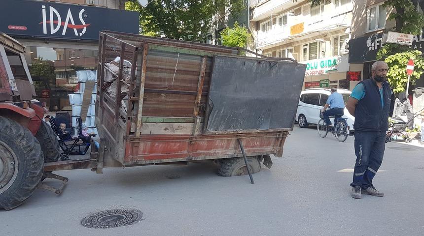 Bursa'da şaşırtan manzara! Tekerlek asfaltın içine girdi