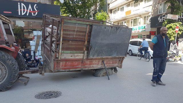 Bursa'da şaşırtan manzara! Tekerlek asfaltın içine girdi