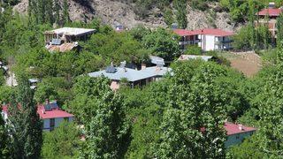 İki dağın arasında kalan köyü emekleriyle yeşillendirdiler