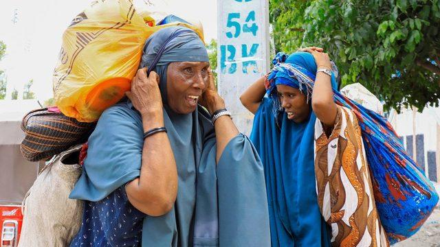 Nisan ayında hükümete bağlı birlikler ile muhalif silahlı güçler arasındaki çatışmalar nedeniyle binlerce Somalili evlerini terk etmek zorunda kaldı.