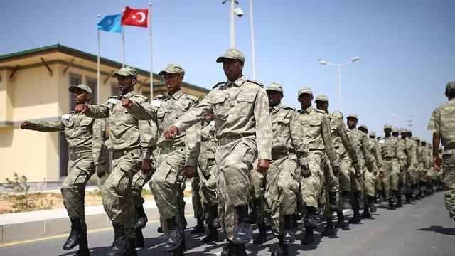 Somalili askerlerin ve polis birliklerinin bir kısmı da Türkiye'nin Mogadişu'daki TÜRKSOM üssünde eğitim gördü. (Ocak 2018)