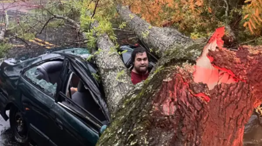 &Ouml;l&uuml;mle burun buruna! Fırtınada arabasına sığındı ama neredeyse sonu oluyordu