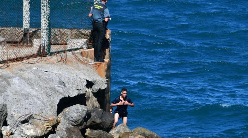 İspanya'nın Kuzey Afrika'daki toprağı Ceuta'ya en az 5 bin Faslı g&ouml;&ccedil;men giriş yaptı