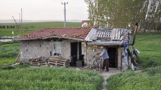 İnsanlara küstü, tarlanın ortasındaki barakada tek başına yaşamayı seçti