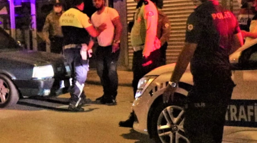 Kırmızı ışıkta geçti, drift yaptı yakalanınca “eve yetişiyordum” dedi