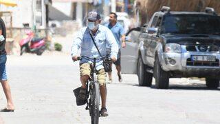 Şener Şen'in bisikleti bozuldu! Esnaf seferber oldu